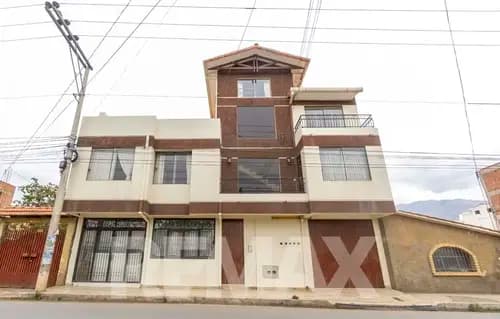 Departamento amoblado de 3 dormitorios en alquiler en Tiquipaya con terraza y balcón