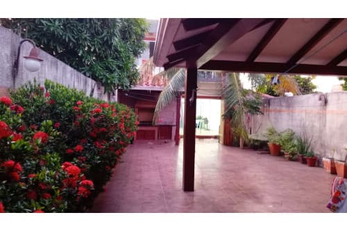 CASA DE DOS PLANTAS EN VENTA MONTERO CON 5 DORMITORIOS