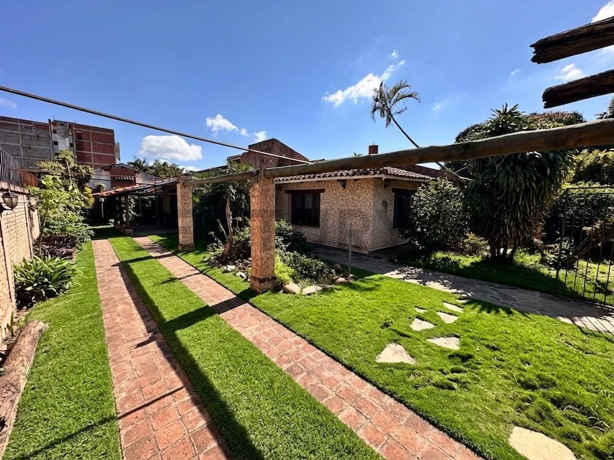 CASA EN VENTA ZONA SURESTE - B/ Polanco, Entre 3er. y 4to.Anillo.