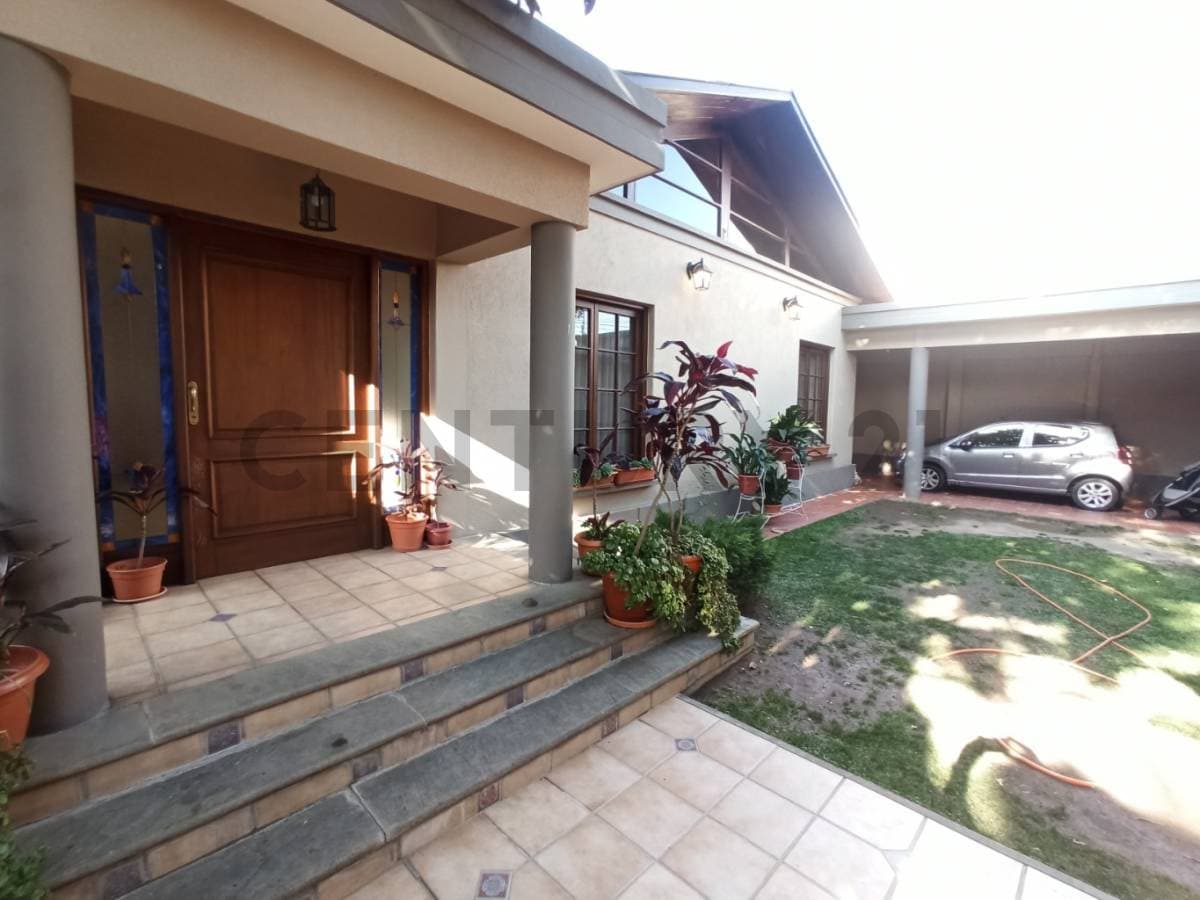 EN VENTA - HERMOSA CASA - BARRIO LAS PANOSAS - TARIJA