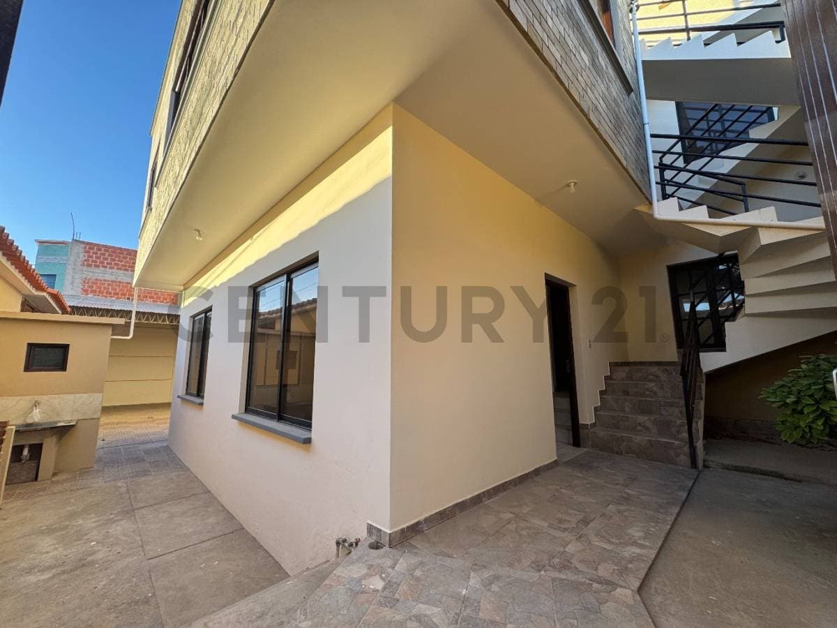 En venta casa esquinera sobre avenida comercial