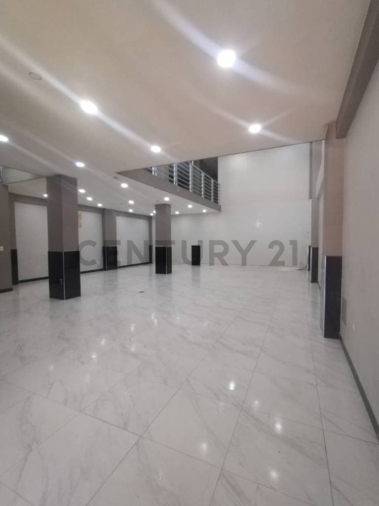 Salon en alquiler en plena avenida Independencia