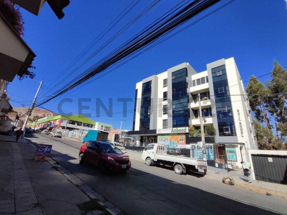Alquila este local comercial en la 25 de Calacoto, al lado del mercado Los Pinos