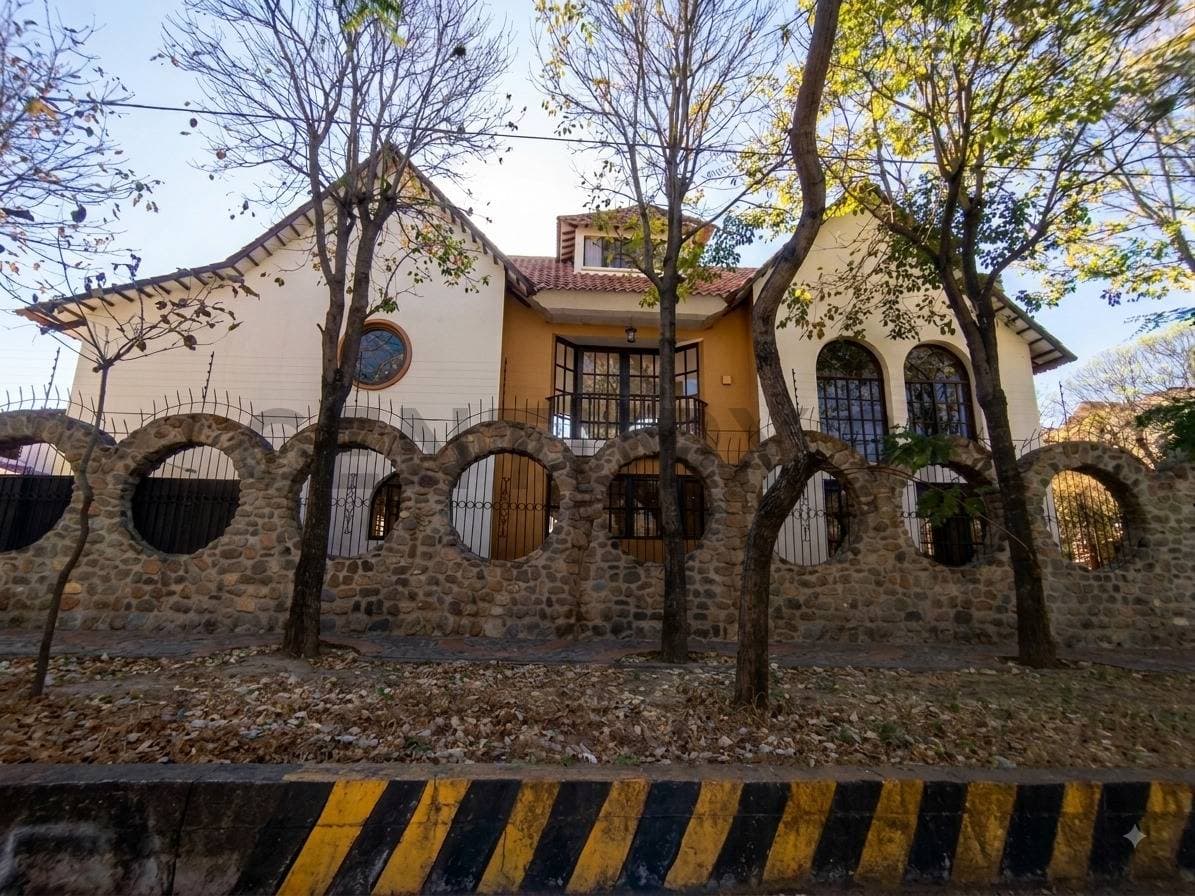 ¡ESPECTACULAR CASA EN ALQUILER SOBRE AVENIDA - ZONA EL TEJAR, TARIJA!
