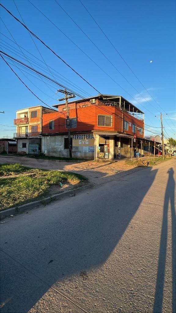 CASA COMERCIAL EN ESQUINA SOBRE AVENIDA