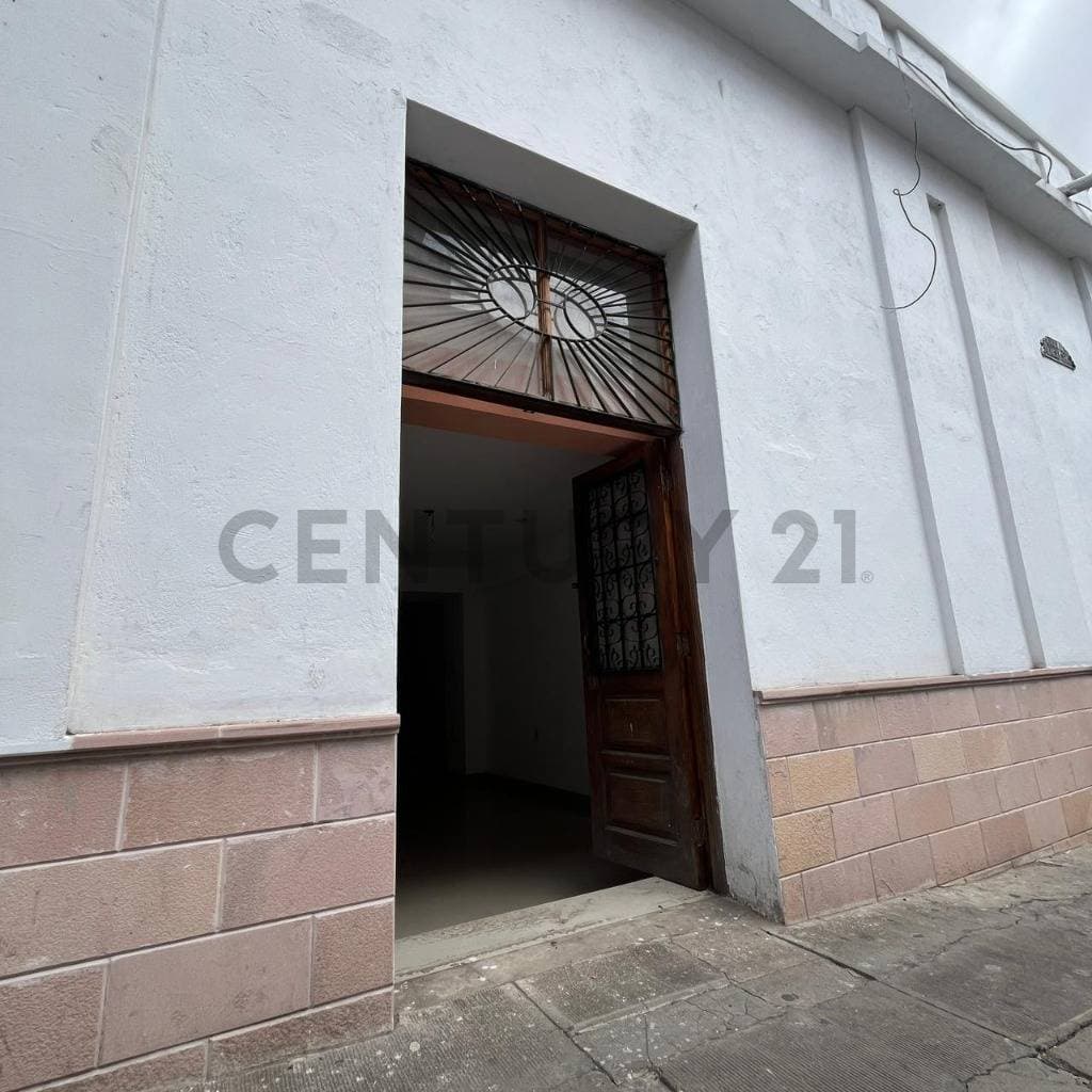 LOCAL COMERCIAL EN LA CALLE AYACUCHO A UNA CUADRA Y MEDIA DE LA PLAZA