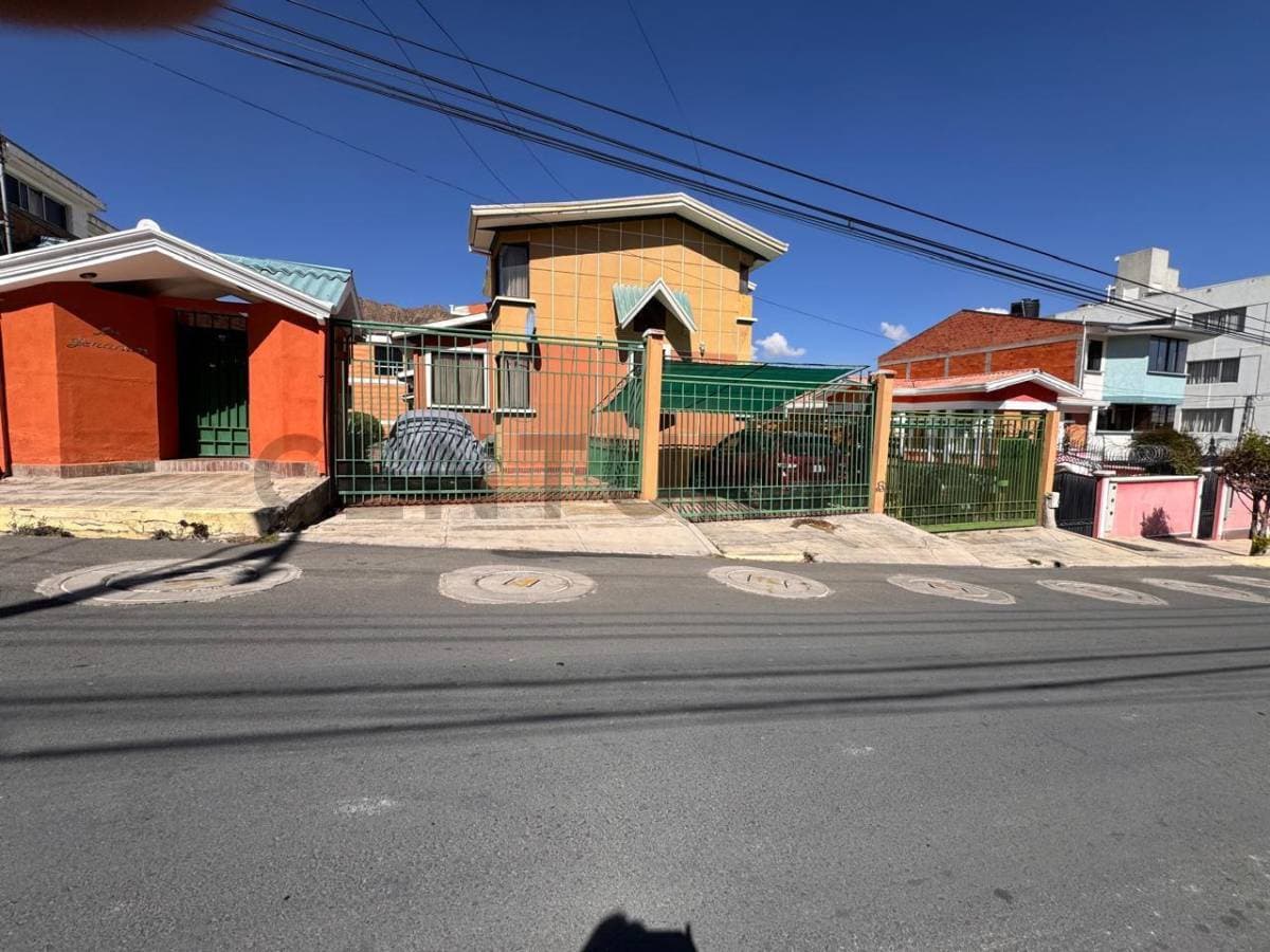 FUNCIONAL, SEGURA Y SOLEADA CASA EN CONDOMINIO PRIVADO EN COTA COTA