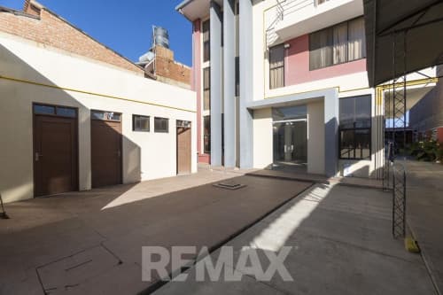 Casa amplia con espacios comerciales