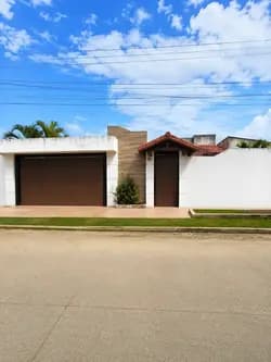 CASA AMPLIA EN VENTA EN MONTERO