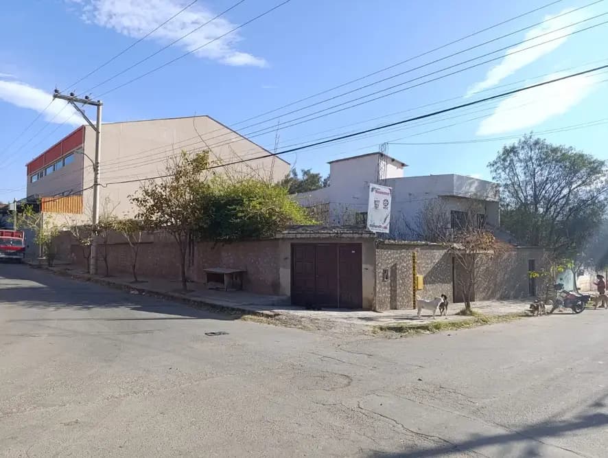 🏠 CASA EN ESQUINA CON 544 M² DE TERRENO – BARRIO SIMÓN BOLÍVAR
